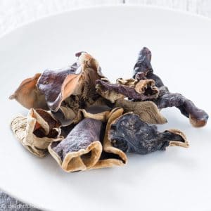 木耳菇(moc nhi)是卷曲的，脆脆的，几乎没有味道。越南烹饪用它来增加菜肴的松脆感。