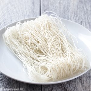 越南粉米粉(Bun)是白色和圆形的。你可以用它来做汤面、沙拉或新鲜的春卷。