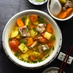 这个越南与土豆和胡萝卜猪肉排骨汤(Canh Suon Khoai泰Ca腐烂)特性温柔的排骨,土豆,胡萝卜一个清晰的和美味的汤。用简单、容易找到和负担得起的成分。gydF4y2Ba