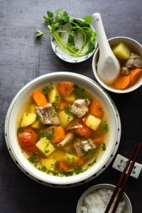 这个越南与土豆和胡萝卜猪肉排骨汤(Canh Suon Khoai泰Ca腐烂)特性温柔的排骨,土豆,胡萝卜一个清晰的和美味的汤。用简单,容易找到和负担得起的成分,这汤是如此令人欣慰和满足。gydF4y2Ba