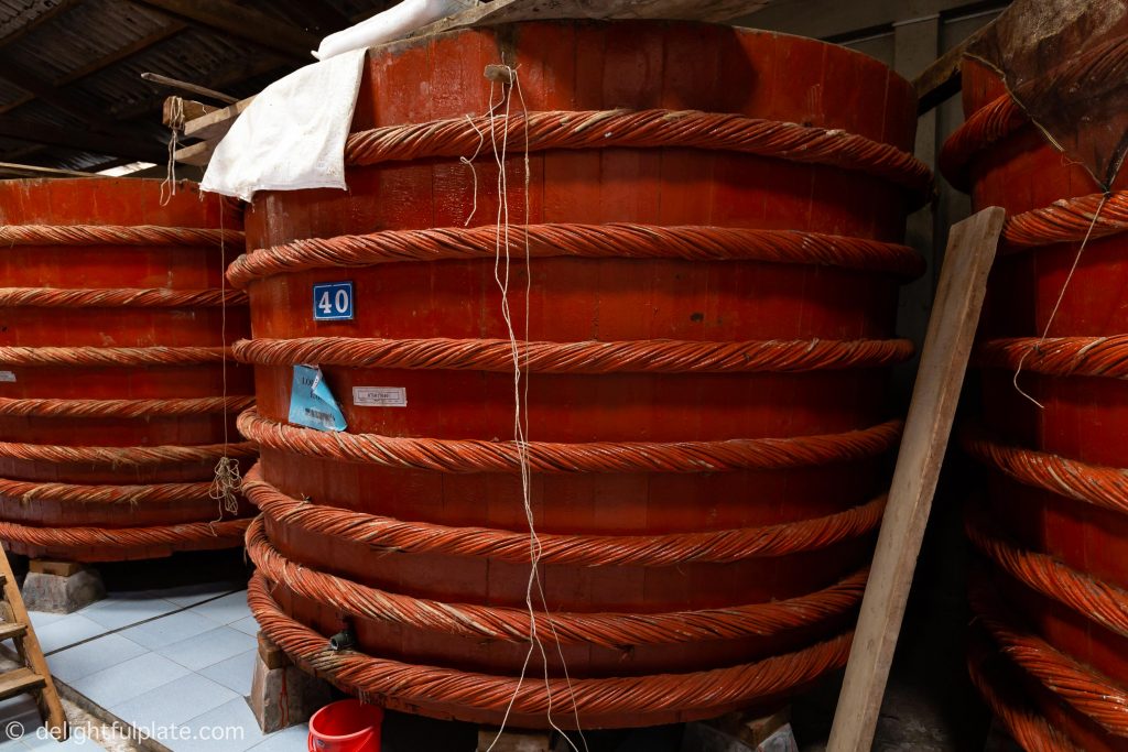 越南富国红船工厂内的一个巨大的木制鱼露桶