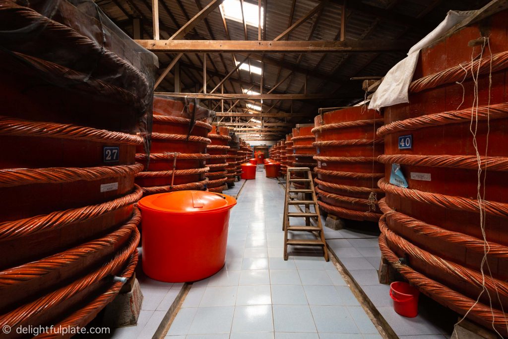 越南富国红船鱼露工厂内一排排巨大的木桶