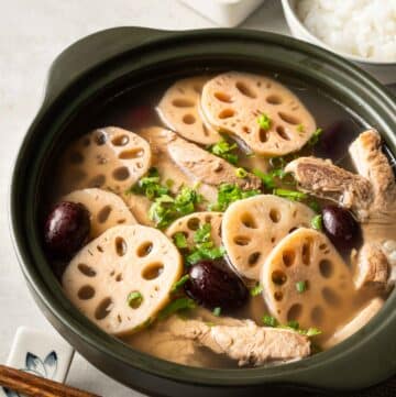 一碗猪排藕汤，配米饭