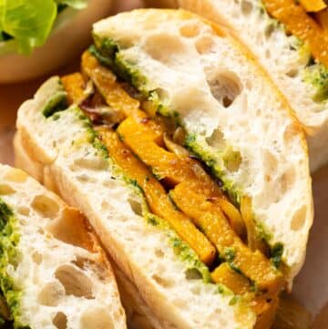 一片烤黄油南瓜三明治，配焦糖洋葱和香蒜沙司